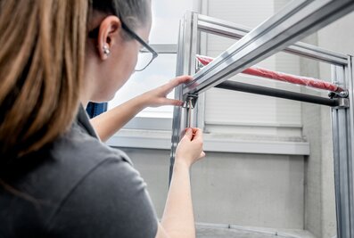 Montage eines Transportwagens aus Alu-Profilen | © MUNK GmbH